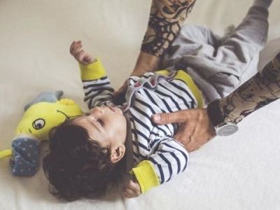 Αυτός ο μπαμπάς θέλει να κάνει τατουάζ στο γιο του! Ο λόγος θα σας αφήσει με το στόμα ανοιχτό!