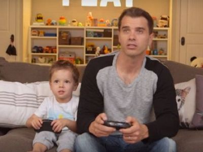 Tα τρικ που χρησιμοποιούν οι μπαμπάδες για να κάνουν το παιχνίδι «ευκολότερο» με τα παιδιά (βίντεο)