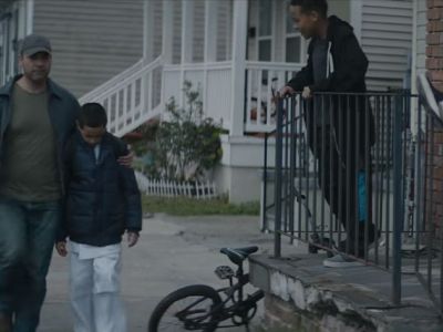 Μπαμπάς περνά με τον φοβισμένο γιο του, δίπλα από τους νταήδες - Δείτε τι συμβαίνει μετά (vid)