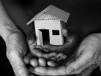 Τετραμελής οικογένεια με μωρά ζει επί 9 μήνες μέσα σε χαρτόκουτα