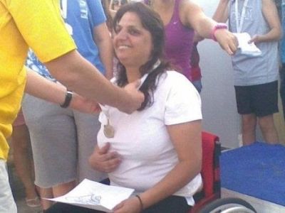 Η Μαρία είναι καθηλωμένη σε αναπηρικό αμαξίδιο- Θέλει να γίνει μικροβιολόγος για να βοηθήσει τους γονείς της
