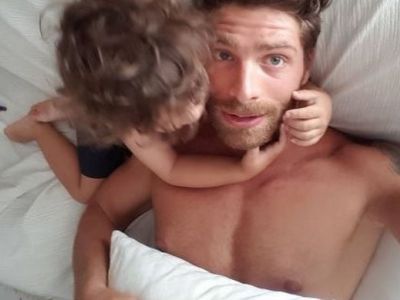 Γιώργος Μανίκας: Η τρυφερή αγκαλιά του γιου του