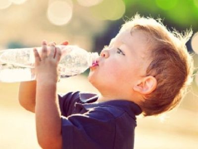 Πώς να αποφύγετε την αφυδάτωση των παιδιών τους καλοκαιρινούς μήνες