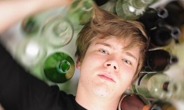 Αλκοόλ στην εφηβεία: Πόσο χρονών ξεκινούν να πίνουν οι έφηβοι;