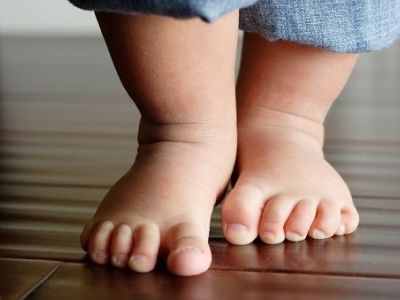 Πώς να βοηθήσετε το παιδί σας να περπατήσει