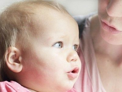 Πώς να βοηθήσετε το μωρό να εντοπίζει τους πρώτους ήχους