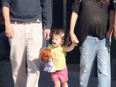 Οικογενειακή βόλτα μαζί με την κόρη τους, λίγο πριν υποδεχτούν το δεύτερο παιδί τους