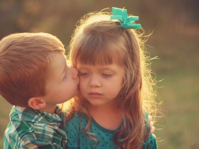 Παιδική σεξουαλικότητα: Ποια είναι τα στάδια στη παιδική ηλικία και τι τα χαρακτηρίζει