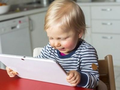 Όχι οθόνες στα παιδάκια κάτω των 18 μηνών και μόνο μια ώρα τη μέρα για τα νήπια έως 5 ετών