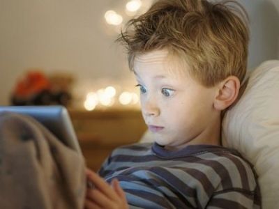 Όχι κινητά και ηλεκτρονικές συσκευές στο κρεβάτι των παιδιών το βράδυ