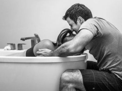 Φωτογραφίες που δείχνουν το άγχος, τη χαρά και την αγωνία ενός μπαμπά, τη στιγμή του τοκετού