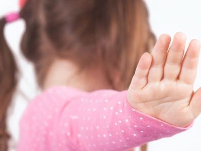 Γιατί δεν πρέπει ποτέ να αναγκάζουμε ένα παιδί να αγκαλιάσει κάποιον;