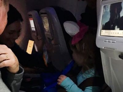 Αυτός ο απίθανος μπαμπάς έδωσε στους επιβάτες μιας πτήσης καραμέλες για έναν υπέροχο λόγο