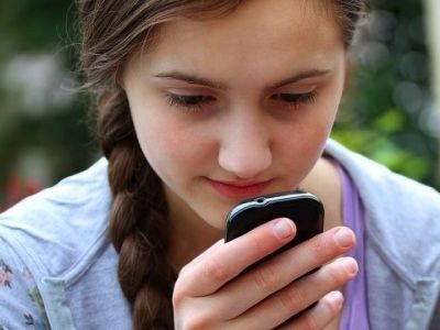 Παιδί και διαδίκτυο: Να κάνει check-in ή να μην κάνει το παιδί μου;