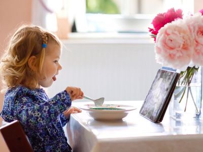 Πώς οι οθόνες μπορούν να δημιουργήσουν διαταραχές στην επικοινωνία σε βρέφη & παιδιά μέχρι 2 ετών