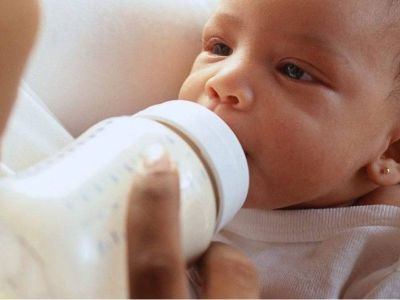 Μη ζεσταίνετε το παιδικό γάλα στο φούρνο μικροκυμάτων
