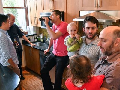 Αυτοί οι μπαμπάδες ανυπομονούν να πιάσουν μια μπύρα και να μιλήσουν για ...πάνες!