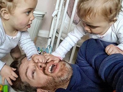 Πώς είναι να μεγαλώνεις 4 κορίτσια; Ένας μπαμπάς δίνει την απάντηση μέσα από φωτογραφίες