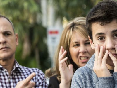 Γιατί δεν πρέπει οι γονείς να χρησιμοποιούν χαρακτηρισμούς και υβριστικά επίθετα όταν απευθύνονται σε εφήβους