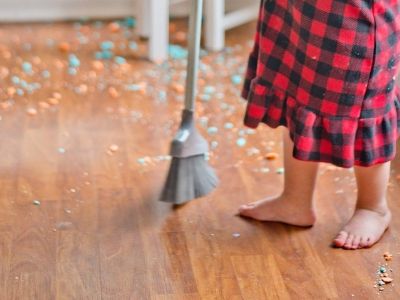 Ποιες δουλειές πρέπει να μπορεί να κάνει το παιδάκι σας ανάλογα με την ηλικία του