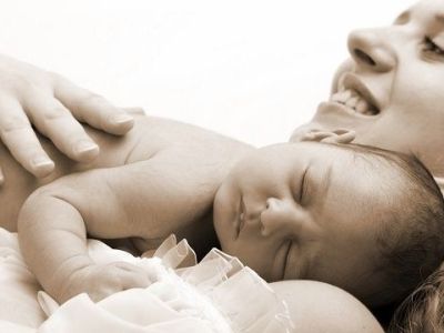 Οι αγκαλιές κάνουν καλό στα πρόωρα μωρά