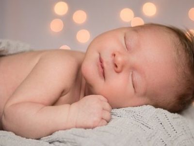Γιατί τα βρέφη πρέπει να κοιμούνται στο δωμάτιο των γονιών τους μέχρι να γίνουν ενός έτους