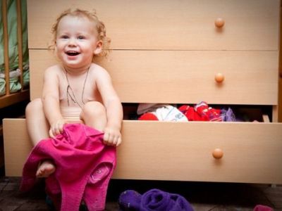 Πότε αρχίζει το παιδί να ντύνεται μόνο του