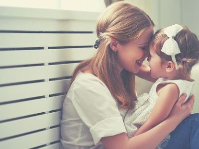 Πόσο σημαντική είναι η αγκαλιά, για τη σωστή ανάπτυξη του παιδιού;