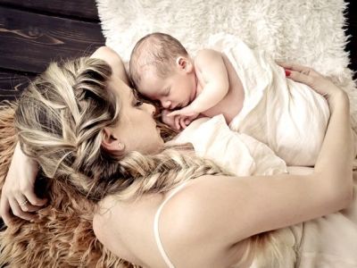 Ας μου λένε ότι θα μάθει να κοιμάται μόνο με αγκαλιά... εγώ αυτή την αγκαλιά δεν την αλλάζω...