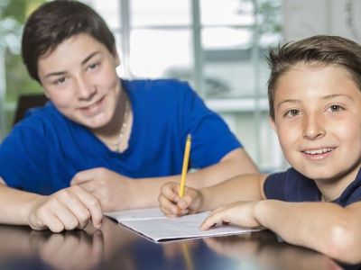 Γιατί τα πρωτότοκα παιδιά είναι πιο ευφυή; Τι υποστηρίζει νέα έρευνα