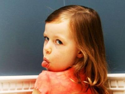 Γιατί ένα παιδί «βγάζει γλώσσα» στους γονείς του;