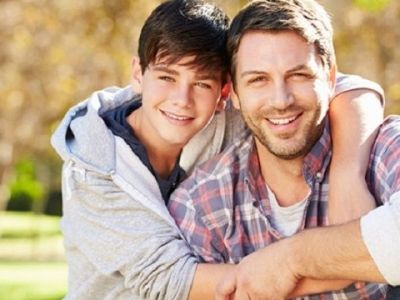 Το σχέδιο ενός μπαμπά με το sms-διέξοδο, αν ο έφηβος γιος χρειαστεί βοήθεια