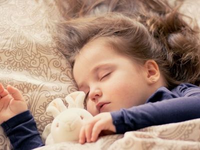Οι βασικοί κανόνες για να κοιμηθούν τα παιδιά σας με ηρεμία