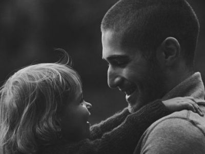 Ο,τι πιο γλυκό: Ευτυχισμένοι μπαμπάδες κρατούν αγκαλιά τα μωρά τους (φωτογραφές)