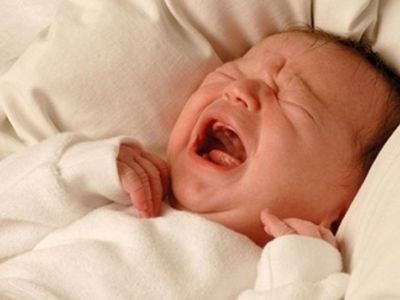 Γιατί τα μωρά πετάγονται στον ύπνο τους;