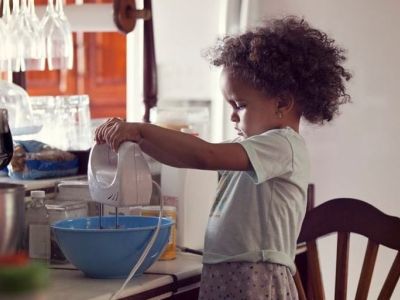 Πώς μπορούν να σας βοηθήσουν τα παιδιά σας στην κουζίνα ανάλογα με την ηλικία τους