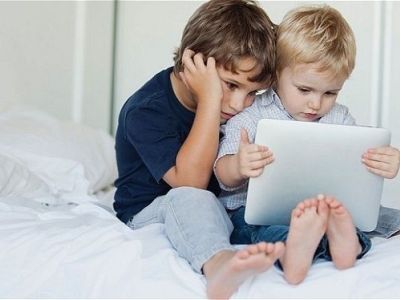 Γιατί δεν πρέπει τα παιδιά έως δύο ετών να παίζουν με κινητά και tablets