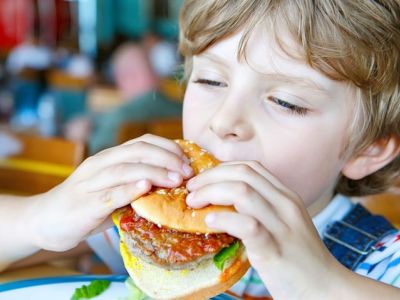 Πρόχειρο φαγητό στην εφηβεία: Πόσο γερνάει τον εγκέφαλο