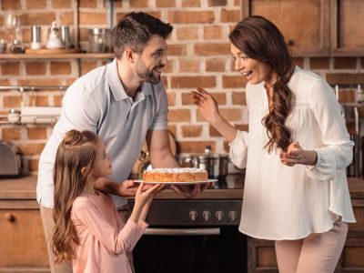 Τι μπορεί να κάνει ένας μπαμπάς για να κάνει ξεχωριστή τη σημερινή μέρα για τη γυναίκα του