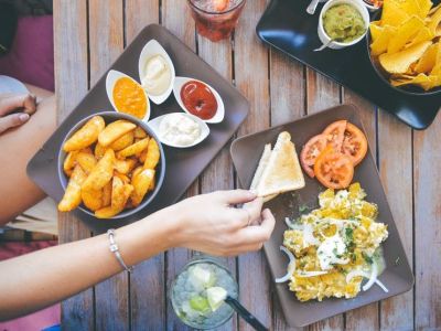 H κακή διατροφή στην εφηβεία γερνάει τον εγκέφαλο