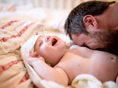 Γιατί οι μπαμπάδες πρέπει να ασχολούνται με το νεογέννητο - Ποια είναι τα οφέλη για το μωρό