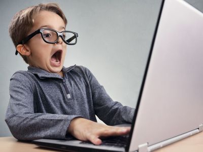 Τι «ιντριγκάρει» τα παιδιά και προσκολλώνται στο διαδίκτυο με τις ώρες;