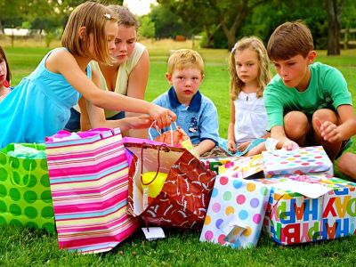 Γι' αυτούς τους λόγους είναι καλύτερο για τα παιδιά να μην ανοίγουν τα δώρα τους την ώρα του πάρτυ!