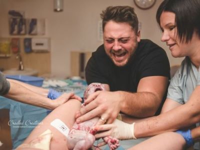 Μπαμπάς αντικρίζει για πρώτη φορά το νεογέννητο μωρό του. Οι εκφράσεις του; Απερίγραπτες