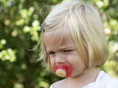 Πιπίλα: πότε και πώς πρέπει να κοπεί για να μην στραβώσουν τα δόντια του παιδιού