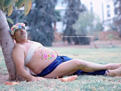 Μπαμπάς ποζάρει σε ξεκαρδιστικές πόζες εγκυμοσύνης (pics)