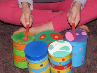 Τέσσερα εύκολα μουσικά όργανα που μπορείτε να φτιάξετε μόνες για να απασχολήσετε το παιδί σας