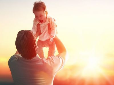 Οι μπαμπάδες αντιδρούν πιο ευαίσθητα στις κόρες τους από ό,τι στους γιους τους