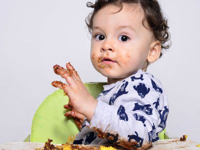 Μωρό που πετάει φαγητό; 5 τρόποι να αντιμετωπίσετε την κατάσταση