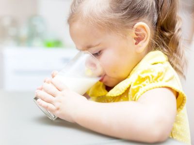 Περισσότερο ψηλώνουν τα παιδιά που πίνουν αγελαδινό αντί για φυτικό γάλα